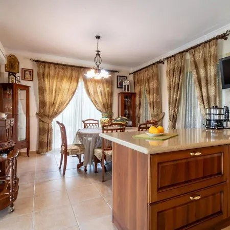 4-bedroom In Latchi With Pool Table