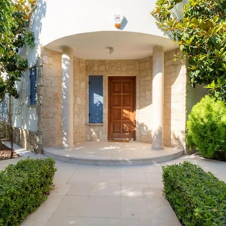 4-bedroom In Latchi With Pool Table Holiday home *