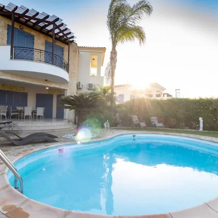 4-bedroom In Latchi With Pool Table *