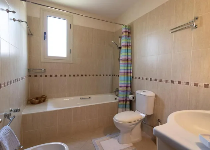 Rafaela - Luxury 4br Retreat Near The Baths Of Aphrodite *