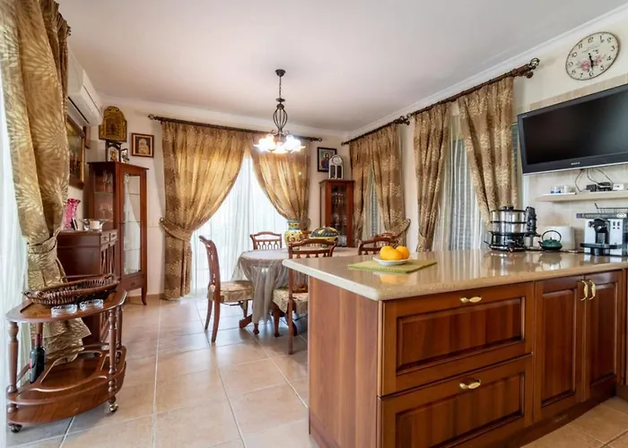 Rafaela - Luxury 4br Retreat Near The Baths Of Aphrodite